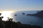 天狗倉山から望む尾鷲湾に浮かぶ無人島の佐波留島（さばるじま）、と桃頭島（とがしま）