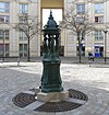 P1170204 Paris XIV pl de l'Abée-Jean-Lebeuf fontaine Wallace rwk.jpg
