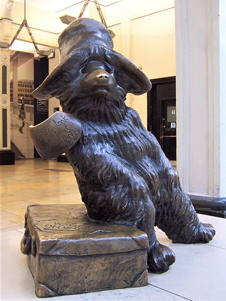 File:Paddington Bear statue at Paddington station, London.jpg