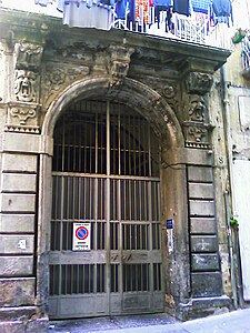 Portail du palais Ruvo.jpg