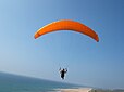 Un parapentiste au-dessus du Cap de Carteret dans le Cotentin. Le parapente est un Advance Epsilon 5.