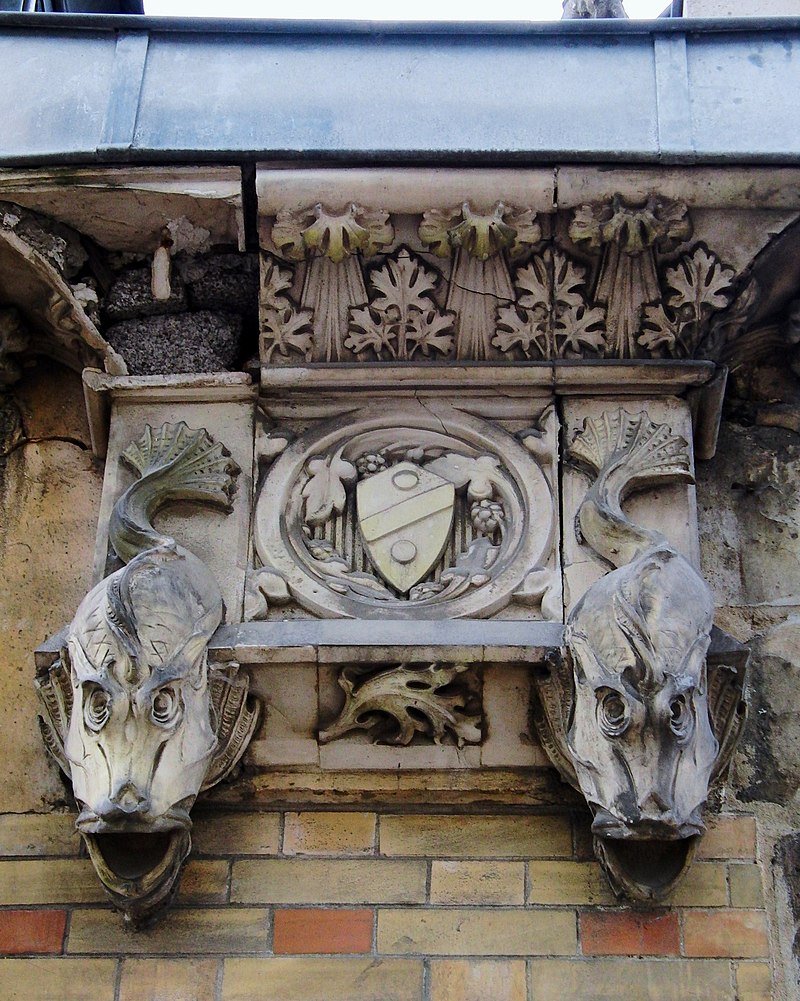 Pierrefonds Bas reliefs de la cour intérieure (2).jpg