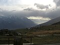 Panorama vers le chef-lieu et la vallée centrale du hameau Plau. Au fond on entrevoit Aoste