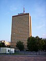 „Poltegor” (fot. z 2005 r.) – do 2007 roku najwyższy budynek Wrocławia, znajdujący się pośrodku osiedla, w jego miejscu stoi obecnie Sky Tower