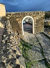 Ricostruzione della Porta Calcinaia caduta con il terremoto del 23 luglio 1930. La parte più chiara è quella ricostruita, quella più scura è quella preesistente.