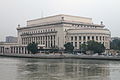 Vista de la Oficina Central de Correos de Manila desde el río Pasig.