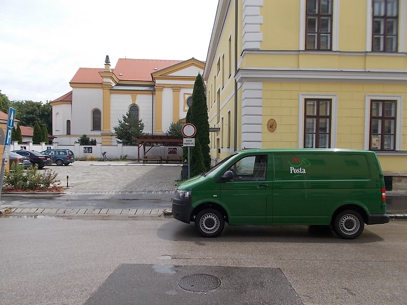 File:Postal van, former District Court and Saint Anne church, 2019 Kapuvár.jpg