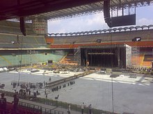 Preparazione del palco per il concerto di Zucchero allo Stadio Giuseppe Meazza nel giugno 2008