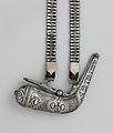 Kaukasisk kruttflaske i sølv og niello fra 1800-tallet, med lenke eller reim, for finere fengkrutt til en flintlås Foto: Metropolitan Museum of Art