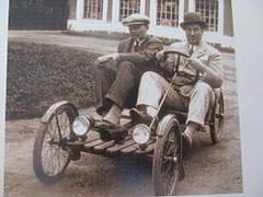 Prototype électrique, piloté par Ettore Bugatti et le roi Léopold III de Belgique dans la cour de l'Usine Bugatti de Molsheim