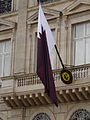 Flagge und Wappen an der Botschaft in Paris (2007)
