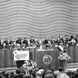 English: All union youth meeting dedicated to the 50th anniversary of the Great October Socialist Revolution. Русский: Всесоюзный митинг молодежи в честь 50-летия Великой Октябрьской социалистической революции