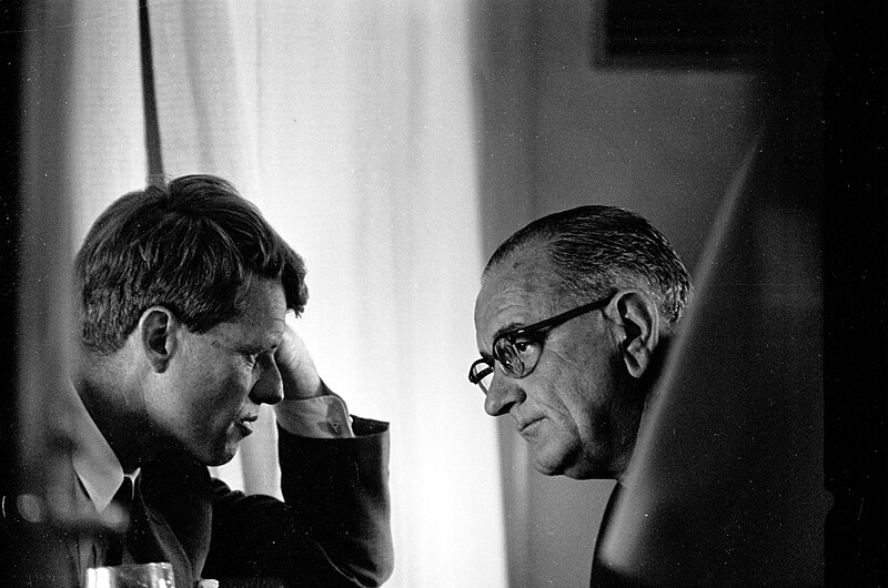 File:Robert F. Kennedy and President Lyndon B. Johnson - 415-10-wh64.jpg