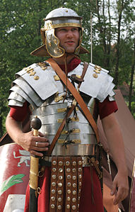 soldat romain en Lorica segmentata 1-cropped.jpg