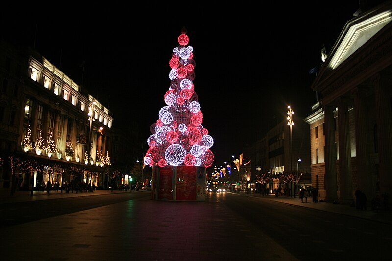 File:Rot Weiß leuchtender Weihnachtsbaum.jpg