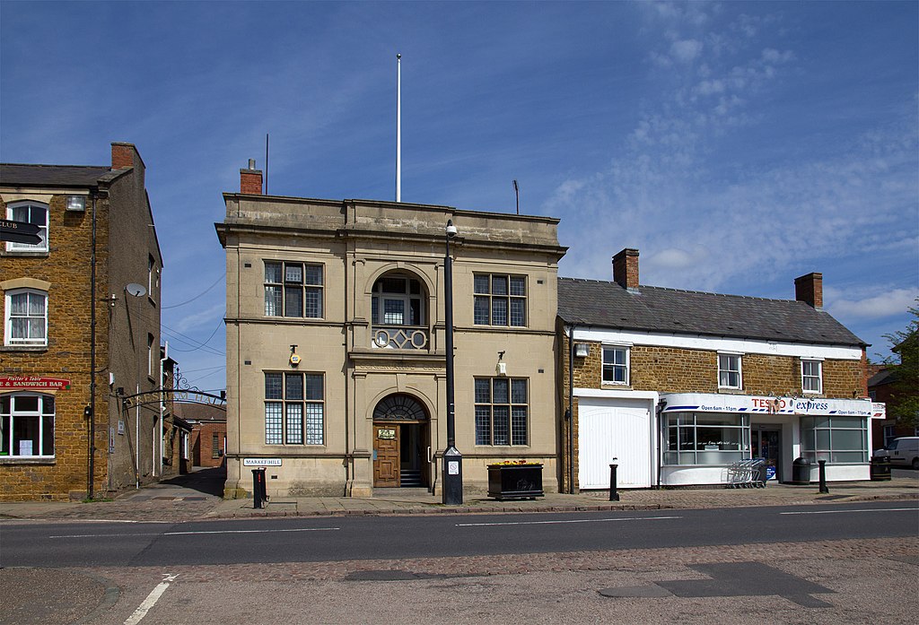 Small picture of Rothwell Conservative Club (Tresham Hall) courtesy of Wikimedia Commons contributors