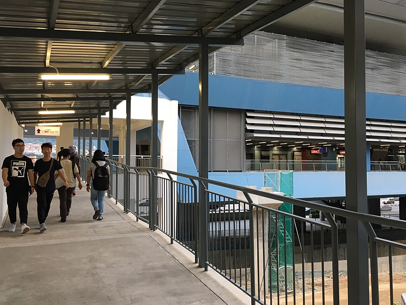 File:SBK Line Bandar Utama Entrance B 21.jpg