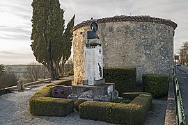 Le Monument aux Morts et la chapelle St-Roch