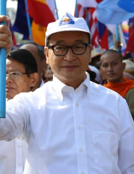 ไฟล์:Sam Rainsy holding CNRP flag.jpg