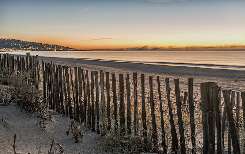 File:Sand fence - Sète - 01.jpg