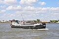 Nederlands: Een scheepje met Engelse vlag op de splitsing van Noord, Nieuwe Maas en Lek.