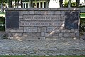 Der Denkmalsplatz am Gänsemarkt in Lunden hat Gedenkstätten für die Toten der Weltkriege, den Krieg gegen Frankreich 1870/71 und der Vertreibung nach dem Zweiten Weltkrieg.