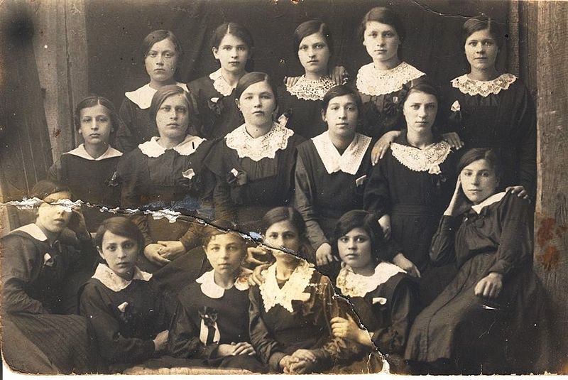 File:School girls, Turov 1917.jpg