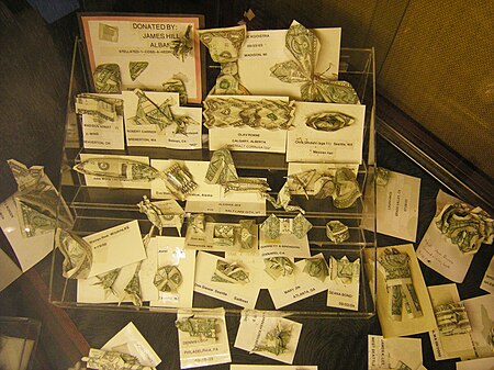 Tập_tin:Seattle_-_Curiosity_Shop_-_origami_dollars_02A.jpg