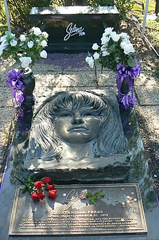 Selena Quintanilla-Perez's grave.jpg