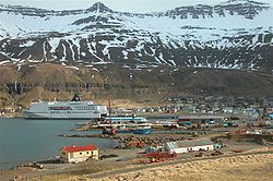 A Norröna Seyðisfjörður kikötőjében