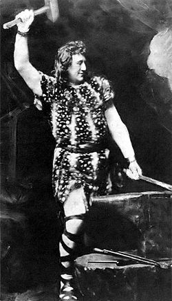 Siegfried (Heinrich Gudehus) a Nothungot kovácsolja