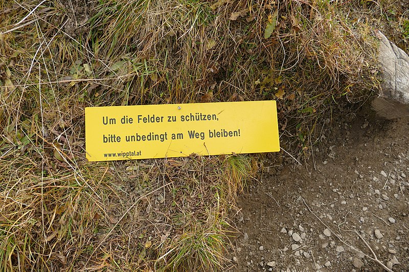 File:Sign - to protect the meadows, please stay on the paths (German) 01.jpg