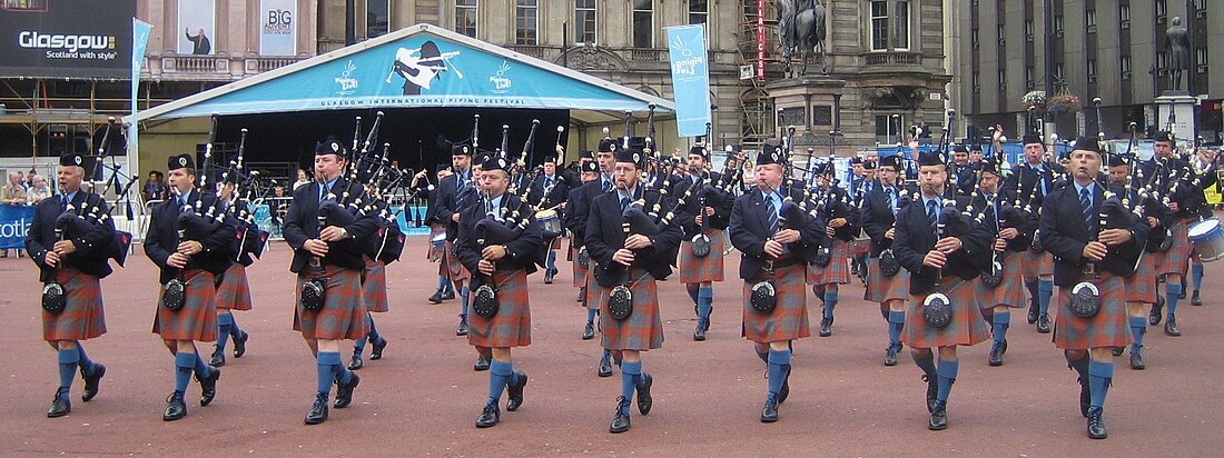 File:Simon Fraser University Pipe Band in George Square (2008).jpg