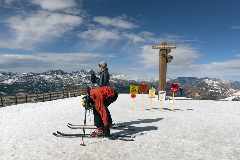 File:Skiers, Mammoth Lakes, California LCCN2013633641.tif