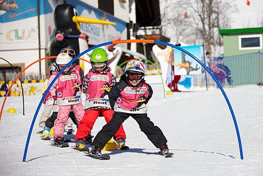 Kinderen tijdens een skiles