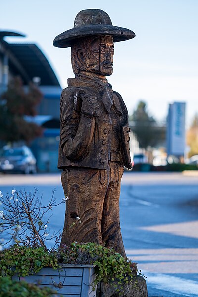 Skulptur von Manfred Martin vor dem Handwerkerpark in Tübingen.jpg