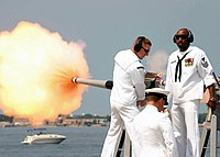 40mm礼装砲を用いた米海軍による礼砲の実施