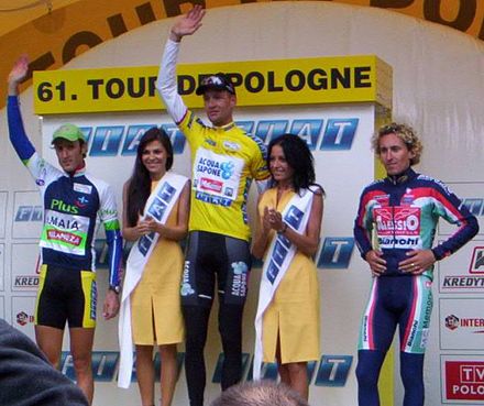 Ondřej Sosenka w żółtej koszulce podczas dekoracji na Tour de Pologne 2004