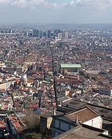 Il Munaciello è solito nascondersi nei vicoli del centro storico di Napoli, preferendoli quindi alle eleganti case di Chiaia.[2]