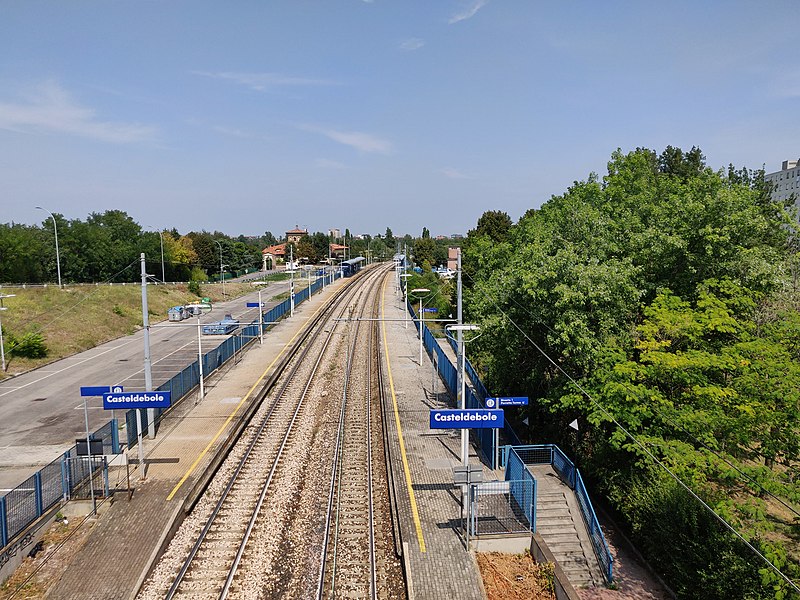 File:Stazione di Casteldebole 2018-08-25.jpg