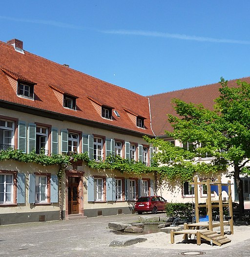 Stiftsplatz neben der Stiftskirche - panoramio