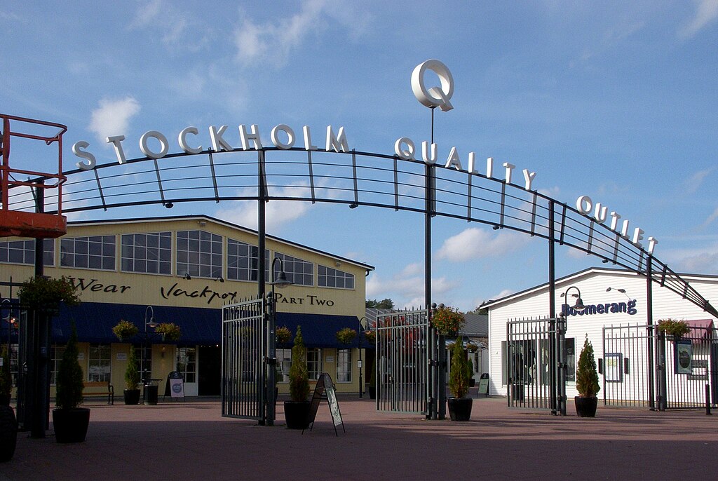 File:Stockholm Quality Outlet 2010.jpg - Wikimedia Commons