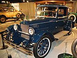 1924 Studebaker Light Six с приоткрытыми секциями лобового стекла.