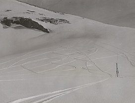 Sub-Antartika run ski di lereng Gunung. Drygalski, Mendengar Island, Antartika, 1948 (9290392750).jpg