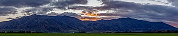 Nascer do sol sobre Benmore Range, Nova Zelândia (definição 11 647 × 2 412)