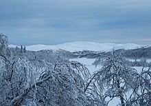 Blick auf eine schneebedeckte Berglandwirtschaft