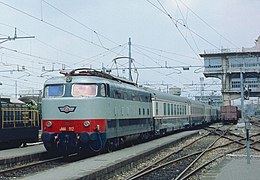 TEE Colosseum care ajunge la Milano Centrale în 1985.jpg