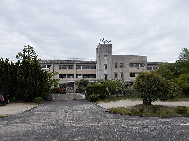 File:Takehara city Oonori elementary school.jpg