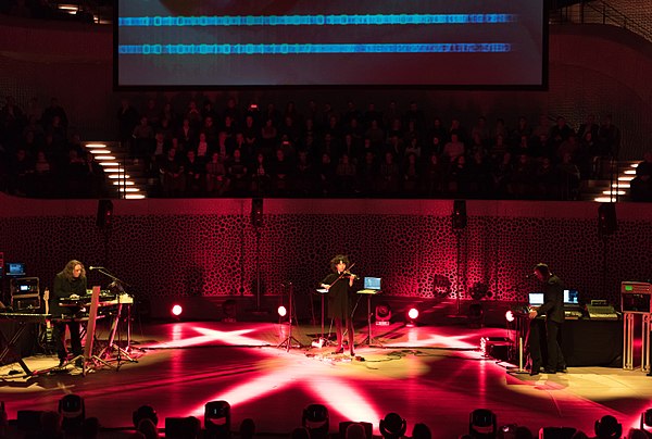 Performing in 2018 at the Elbphilharmonie, Hamburg (l–r: Thorsten Quaeschning, Hoshiko Yamane, Ulrich Schnauss)