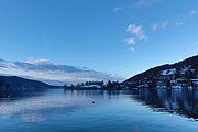 Deutsch: Tegernsee mit Leeberg Park im Hintergrund